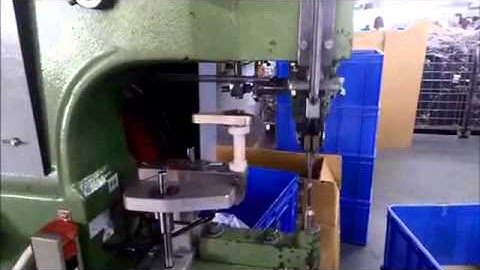 Fully automatic riveting machine