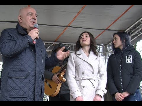 დეპუტატმა ოქროსა და ვერცხლის მედალოსნები დაასაჩუქრა