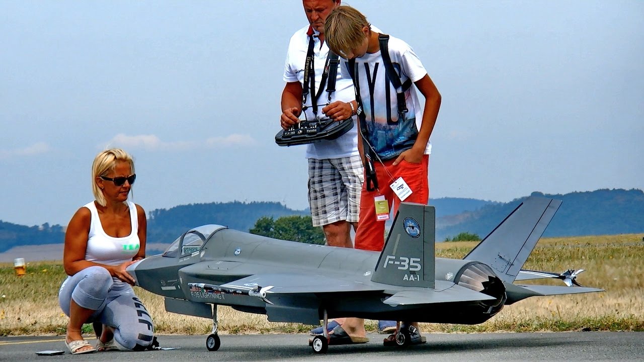 F-35 LIGHTNING II GIANT RC SCALE MODEL JET FLIGHT DEMO "DISPLAY PILOT BY IQ-HAMMER" / Bayreuth 2016