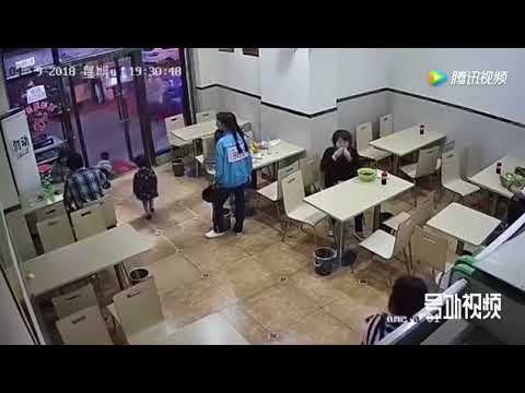 患心臟病男童餐廳摔倒 向母親哭訴 有人故意絆倒 結果一看監視器 網友暴怒了 太惡毒