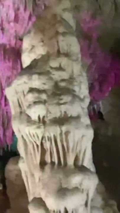 Stalaktit dan stalakmit dalam goa gong pacitan