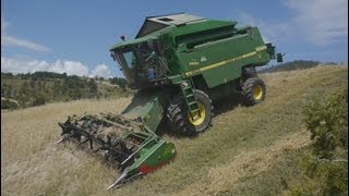 Moisson de l'extreme  2 Moissonneuse Batteuse JOHN DEERE 2258 Hillmaster combine