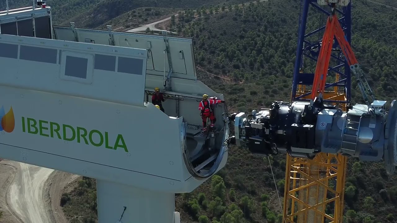 Energía eólica: montaje de un aerogenerador en el parque eólico El Puntal (Málaga)