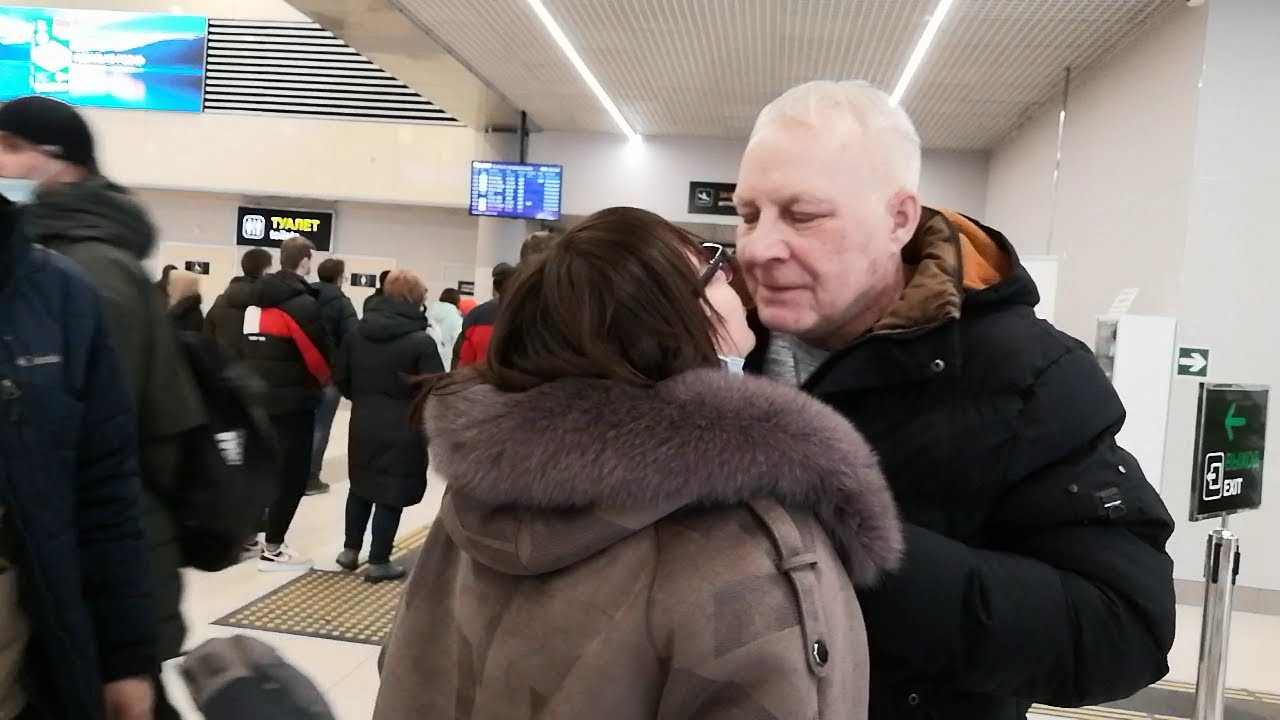 АЭРОПОРТ# АНАПА. ПРИСТАЛ ПЬЯНЫЙ МУЖИК НЕТ СЛОВ! УРА, ПРИЛЕТЕЛ МОЙ МУЖ ...