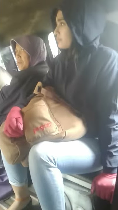 Cewek cantik naik angkot