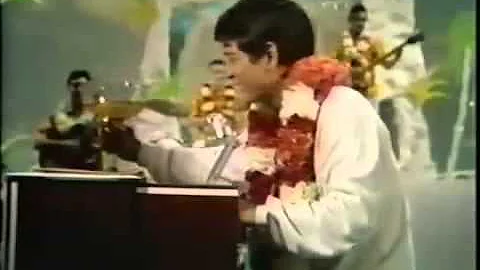Don Ho sings "Tiny Bubbles"
