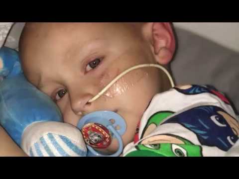 Видео: 5-летний Чарли Проктор приносит свои извинения своей маме перед смертью от рака на руках родителей