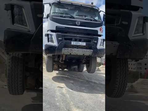 شاحنه فولفو  السويديه الصنع ذات ال410 حصان موديل 2009 الانيقه والقادرة علي التحمل