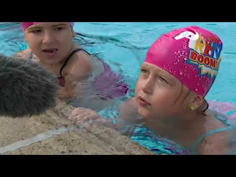 Video: Wie Man Einem Kind Bis Zu Einem Jahr Das Schwimmen Beibringt