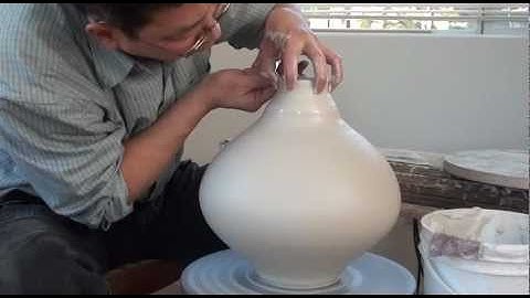80. Throwing a Flatened Round Porcelain Bottle with Hsin-Chuen Lin