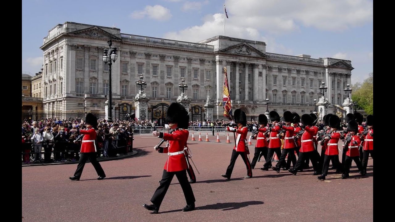 The changing of the guard takes place. Buckingham palace guards. changing of the guard at buckingham palace. букингемский дворец стрелять. придворный дивизион.