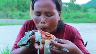 survival in the rainforest-women ride boat to find fishs & found two pig -Eating delicious HD