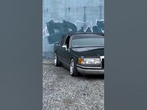 Lincoln towncar on Air suspension! #bagged #airsuspension #lincoln