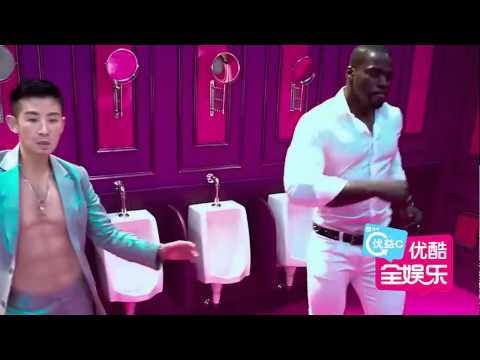 吴君如变肌肉型男 露胸肌与男模合影