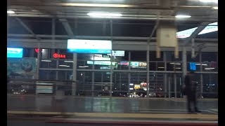 夜の岡山駅に到着する山陽新幹線上りN700系のぞみの南側の車窓
