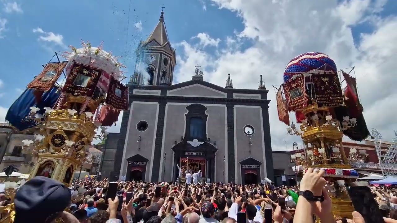 Sant'Alfio 2025 Trecastagni (CT)Solenne uscita dei SS. Martiri e processione verso la chiesa madre.