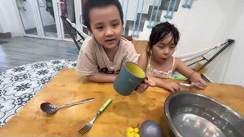 Tiếng Anh Giao Tiếp Phan Thiết: Sam and Annie practice talking about Float and Sink