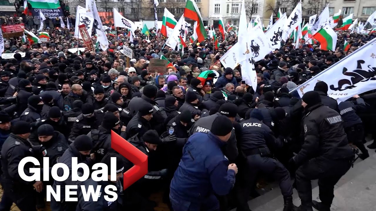 COVID-19: búlgaros intentan asaltar el parlamento durante una manifestación contra las restricciones