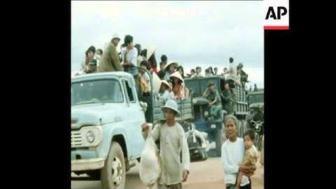 SYND 4-4-72 CIVILIANS FLEE AS ARVN FORCES BATTLE WITH VIETCONG