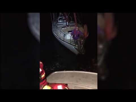SEMAR rescató a 2 personas a bordo de una embarcación menor en Ensenada, Baja California