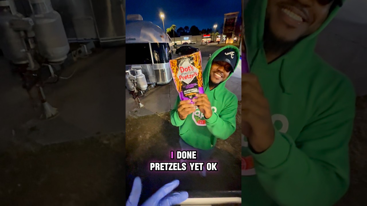 Приготовьте свой собственный коктейль с крендельками с корицей и сахаром в мобильном баре молочны...