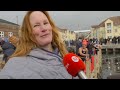 Hvem er bedst i 100 meter is-svømning - mor eller søn?