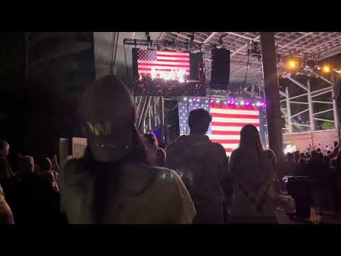 Video Willie Nelson Fan Steals The Show Yodeling & Singing Off Key During Its Hard to Be Humble Encore
