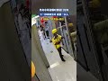 外卖小哥送餐时拽错门方向,下一秒玻璃全碎看懵一众人,网友:外卖员0责任