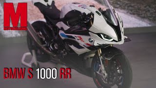 INTERMOT 2022 | Guardiamo da vicino la nuova BMW S 1000 RR
In diretta dallIntermot di Colonia diamo uno sguardo alla #BMW S 1000 RR!
Al di là delle nuove colorazioni con tanto di grafica che corre lungo il cupolino, la S 1000 RR 2023 si presenta al popolo degli smanettoni con novità interessanti che vanno dal telaio alle sospensioni, dal motore all’elettronica e dal design all’aerodinamica.
Ce la racconta Beppe Cucco!
Iscriviti al nostro canale per vedere tutti i video di Motociclismo e Motociclismo FUORIstrada: https://bit.ly/34DmphS
Seguici sui nostri social media:
FACEBOOK
Motociclismo: https://www.facebook.com/motociclismo.it
Motociclismo FUORIstrada: https://www.facebook.com/MotociclismoFuoristrada
INSTAGRAM
Motociclismo: https://www.instagram.com/motociclismoit/
Motociclismo FUORIstrada: https://www.instagram.com/motociclismo_fuoristrada/ INTERMOT 2022 | Guardiamo da vicino la nuova BMW S 1000 RR
