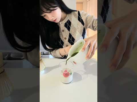 台中手作｜今天來做抹茶拿鐵????配上我做的聖誕杯玻璃杯???????? 這次是用剪貼的方式製作簡簡單單就很可愛完成後又很有成就感???? #台中手作 #手作 #玻璃藝術 #手作課程 #台中