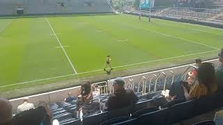 Both Leeds Rhinos and Featherstone Rovers women's comes on to field