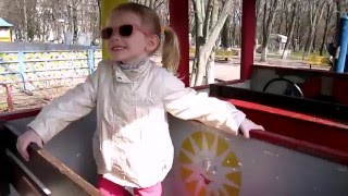 ВЛОГ Лера машинист паровоза (VLOG Lera locomotive driver)(Мини видео. Лера гуляла в парке и увидела старый паровоз. Конечно же она решила себя почувствовать в роли..., 2016-04-30T15:13:51.000Z)