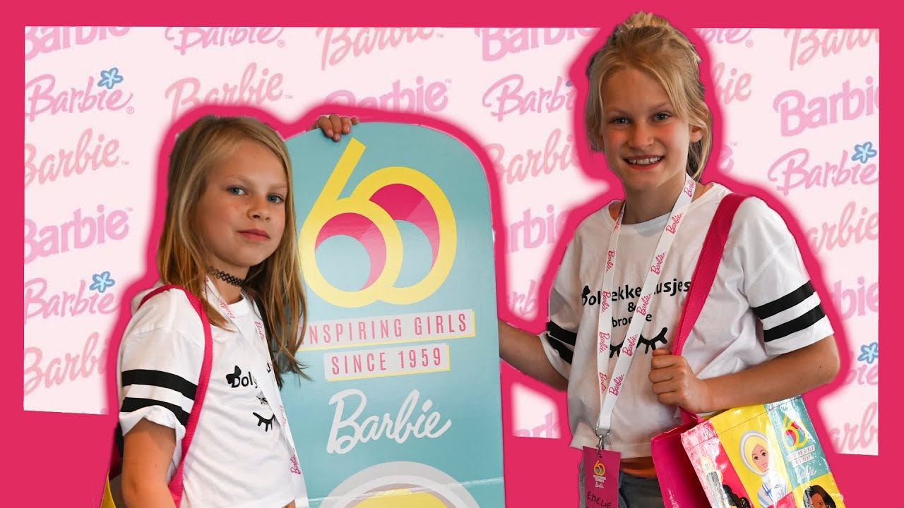Barbie Koffiebar, speelset met blonde baristapop en 12 accessoires, waaronder koffiezetapparaat/smoothiemaker, levensmiddelen, kopjes en meer, HXN94