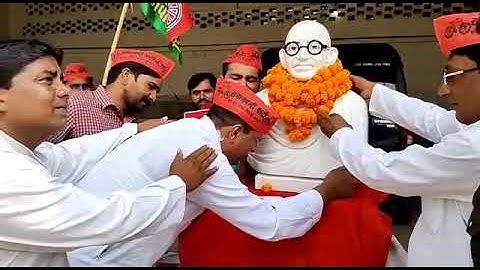 Uttar Pradesh | SP Leader Hugs A Statue & Cries... "Bapu" On Gandhi Jayanti | #Shorts | Viral Video