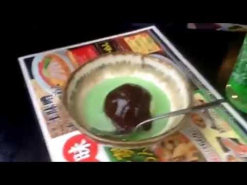 友達のアイスに勝手にメロンソーダ入れてみたwwwww