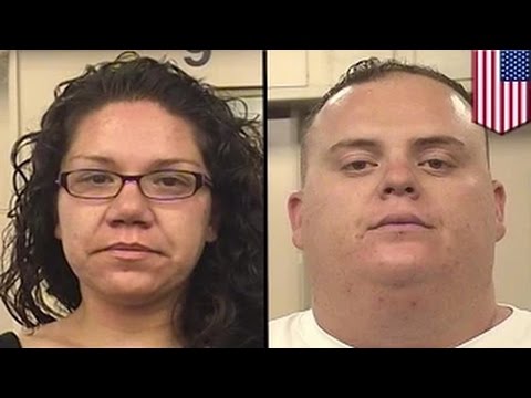 الأب والأم يرميان ألعاب نارية على رجل مشر د ليشاهد أولادهما الرجل يحترق 