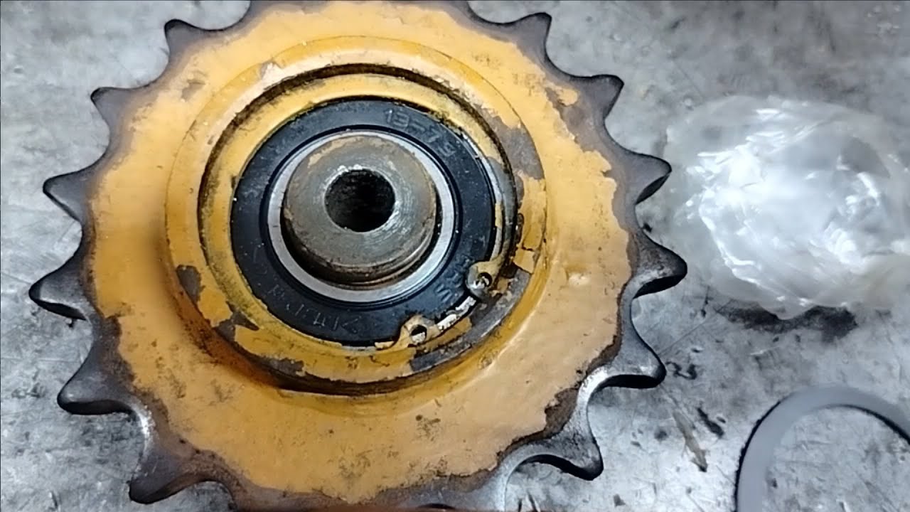 Wymiana łożyska napinacza łańcucha 12B w hederze Bizona z 1988 roku