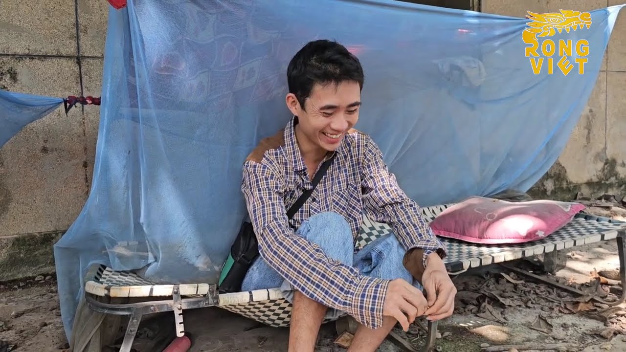 От красивого юноши, живущего в заброшенном доме, до молодой певицы из этого дома с мощным голосом.