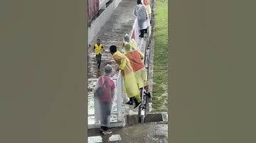 PHA ĂN MỪNG ĐI VÀO LÒNG ĐẤT CỦA CẦU THỦ TRẺ INDONESIA