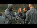 Lukaku e Conte scherzano: buonumore Inter, l’allenamento prima del Borussia Mönchengladbach