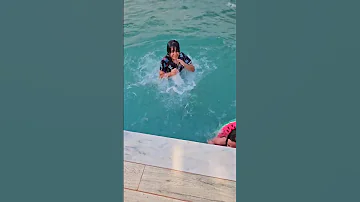 هيلين اتعلمت السباحة 