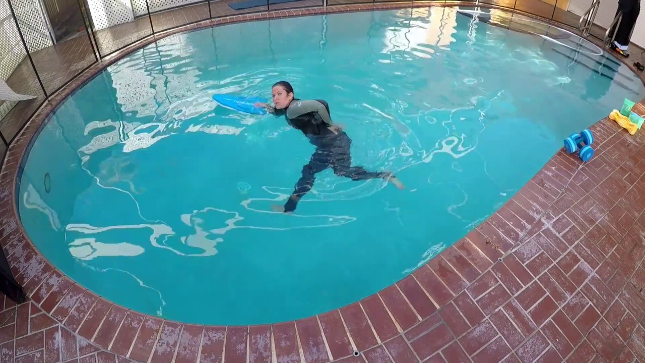 How To Hold A Kick Board [For Correct Body Positioning] Swimming ...