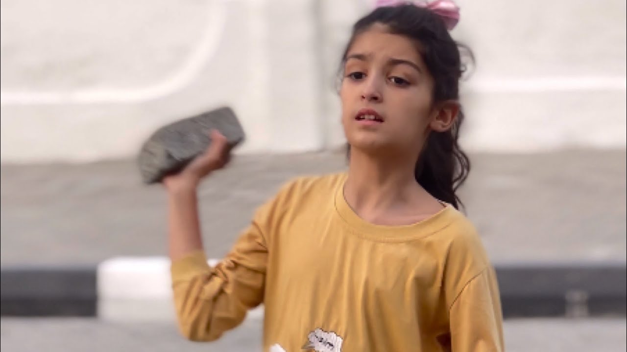 طفلة كسرت زجاج الفيلا بالصخر والسبب صادم؟؟؟