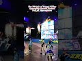 夜游北京欢乐谷巡游: 飞船缓缓凌空驶来，演员搭乘飞行器穿梭夜空，行进途中不时喷射火焰，火焰在空中绽放，氛围感十足