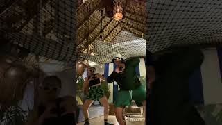 🎶: Lie With Me ➡️ J.Taylor Un poquito de baile para seguir disfrutando el tour con @damaris_pd