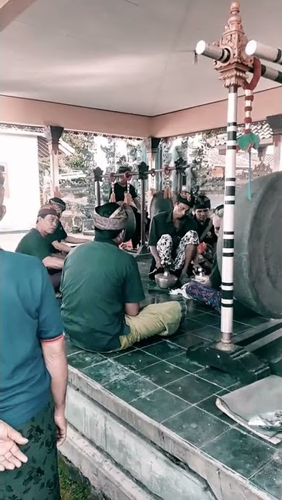 Gambelan Bali pengiring upacara Ngaben ( kematian ,)