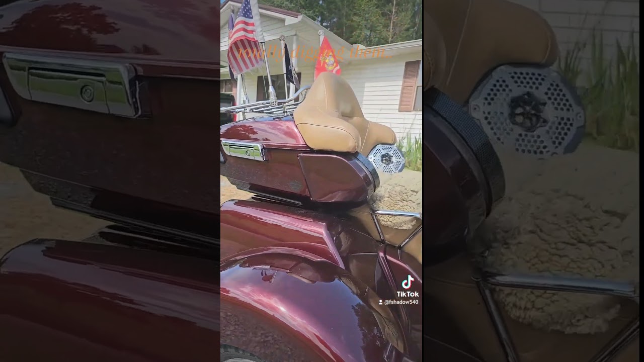 advanblack tour pack speaker pods installed.