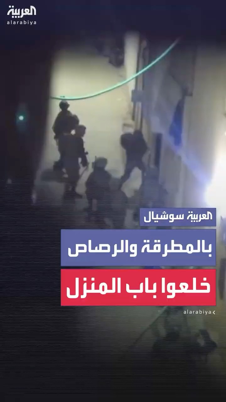 جنود إسرائيليون يخلعون باب منزل فلسطيني في مخيم الفارعة بالضفة الغربية