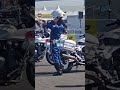 ヘルメットを被る女性白バイ隊員👮‍♀️、デモ走行前🚨、【JAFモータースポーツジャパン 2026 in 横浜 】山下ふ頭特設会場