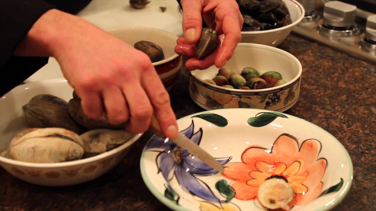 Preparing clams and mussels for zuppa di pesce YouTube